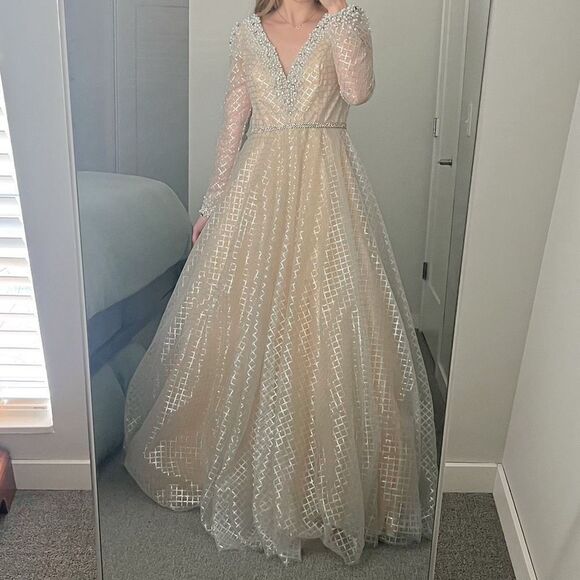 Mac Duggal Lace Gown Size 6 - Picture 2 of 16